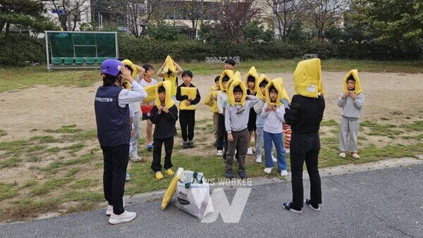 광주광역시(시장 강기정)는 지진안전주간(10월 20~26일)을 맞아 어린이 지진안전 의식 확산을 위해 22일과 23일 무등육아원과 신애원에서 ‘찾아가는 지진안전교육’을 실시했다.