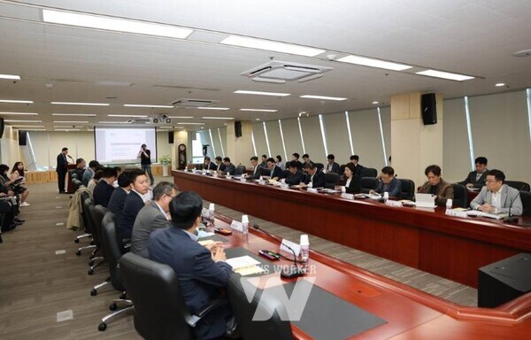 여수광양항만공사(사장 직무대행 황학범, 이하 공사)는 다가올 북극항로 시대를 준비하기 위해 여수광양항 북극항로 추진위원회를 구성하고 여수광양항만공사 대회의실에서 첫 회의를 개최했다