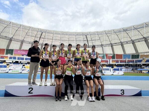 1600m 여자고등부 계주 금메달 수상 후 학생선수들이 기념사진 촬영을 하고 있다.