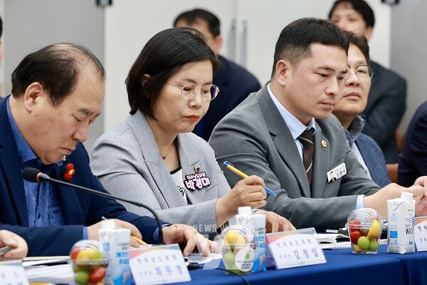 지난 21일 '산업위기선제대응지역 지정' 현지 실사에 참석한 특별위원회 위원들 / 전라남도의회 제공