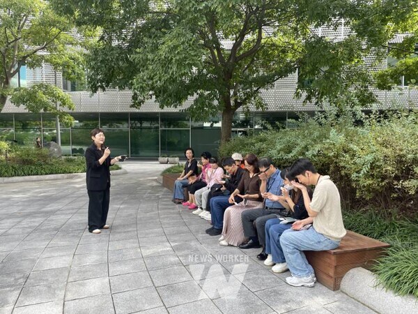 시각장애인을 위한 ‘ACC 정원투어’