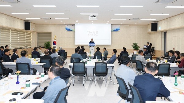 기관단체협의회참석자들이 강진재도약의 결의를 다지고 있다