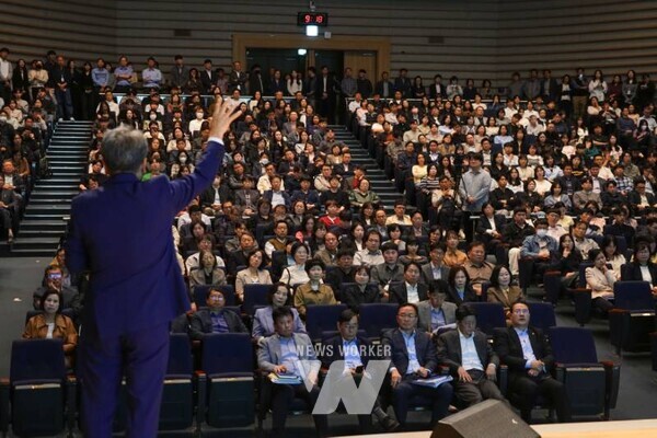강기정 광주광역시장이 24일 오전 시청 대회실에서 열린 '국가AI컴퓨팅센터 유치 관련 전 직원 공유회'에 참석해 