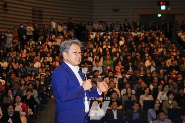 강기정 광주광역시장이 24일 오전 시청 대회실에서 열린 '국가AI컴퓨팅센터 유치 관련 전 직원 공유회'에 참석해 