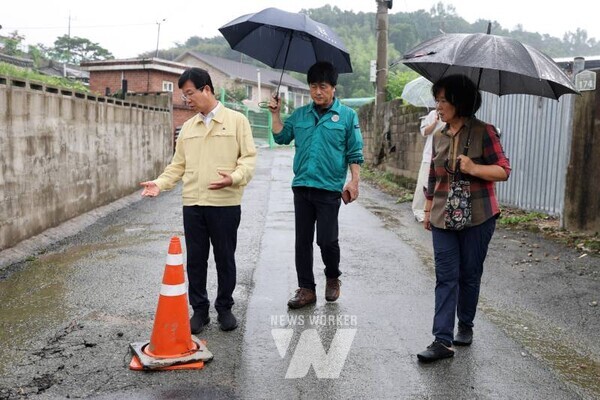 박병규 광산구청장(왼쪽)이 지난 8월 4일 전날 폭우로 피해가 발생한 임곡동 한 마을을 찾아 현장을 살피고 있다.