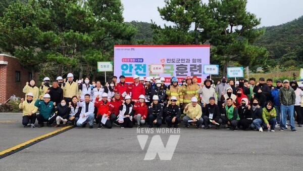 전남 진도군은 지난 21일에 진도공설운동장에서 지역 기관과 단체 약 200명이 참석한 가운데 ‘2025년 재난 대응 안전한국훈련’을 진행했다