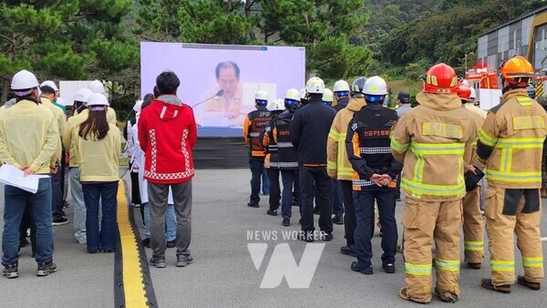 전남 진도군은 지난 21일에 진도공설운동장에서 지역 기관과 단체 약 200명이 참석한 가운데 ‘2025년 재난 대응 안전한국훈련’을 진행했다