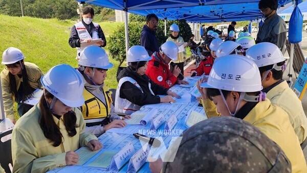전남 진도군은 지난 21일에 진도공설운동장에서 지역 기관과 단체 약 200명이 참석한 가운데 ‘2025년 재난 대응 안전한국훈련’을 진행했다