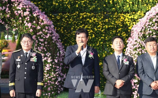 함평군은 24일 함평엑스포공원에서 ‘2025 대한민국 국향대전’ 개장식을 개최하며 국화를 주제로 한 환상의 축제 ‘마법의 국향랜드’의 화려한 서막을 알렸다.