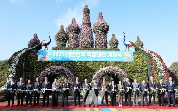 이상익 함평군수가 ‘2025 대한민국 국향대전’ 개장식 축하 연설하는 모습 및 개장식에서 테이프커팅을 하는 모습