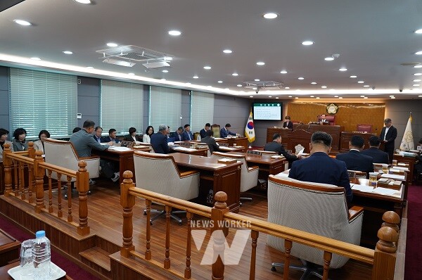 담양군의회(의장 장명영)는 24일, 제340회 임시회 제2차 본회의를 끝으로 11일간의 회기 일정을 마무리하고 폐회했다.