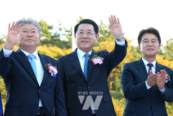 김영록 전라남도지사가 25일 영광 공설운동장에서 열린 ‘제37회 전라남도생활체육대축전’ 개회식에 참석해 주요내빈들과 입장하는 선수들을 환영하고 있다.