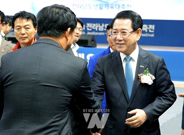 김영록 전라남도지사가 25일 영광 공설운동장에서 열린 ‘제37회 전라남도생활체육대축전’ 개회식에 참석해 관계자들과 인사를 나누고 있다.