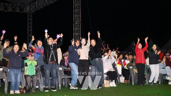 제10회 강진만 춤추는 갈대축제가 지난 25일 강진만 생태공원에서 막을 올린 가운데 관광객들이 중앙무대 공연을 보며 흥겨워하고 있다.