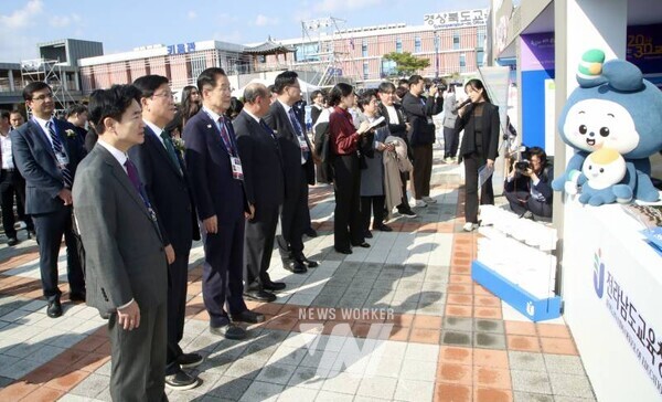 전라남도교육청과 경상북도교육청 관계자들이 25일 ‘K-에듀 엑스포’에 마련된 전남교육 홍보부스를 찾아 둘러보고 있다.