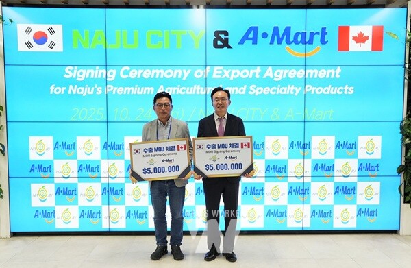 윤병태 시장(오른쪽)이 최병화 대표(왼쪽)와 함께 기념사진을 찍고 있다.(사진 제공-나주시)