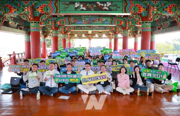 ‘명사초청 토크콘서트–보성 청년! 함께하는 미래’ 프로그램에서 방송인 노홍철과 참가자들이 단체 사진을 촬영하고 있다.