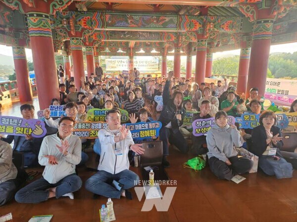 ‘청·바·지(청년이 바라는 지금의 보성)’ 프로그램에 김철우 보성군수와 청년들이 함께하고 있다.2-2. ‘명사초청 토크콘서트–보성 청년! 함께하는 미래’ 프로그램에서 방송인 노홍철과 참가자들이 단체 사진을 촬영하고 있다.