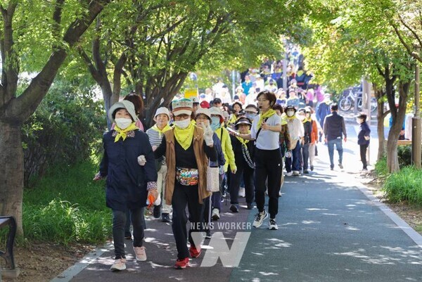 광주시 동구(청장 임택)는 지난 24일 오전 10시부터 12시까지 푸른길(산수동 문화마당~계림동 금호타운 원형광장) 일대에서 ‘한마음 치매 극복 걷기 행사’를 개최했다