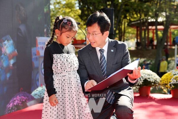 박병규 광산구청장이 지난 24일 수랑어린이공원에서 열린 우산동락(同樂) 어울림한마당에서 아이와 함께 이야기를 나누고 있다.