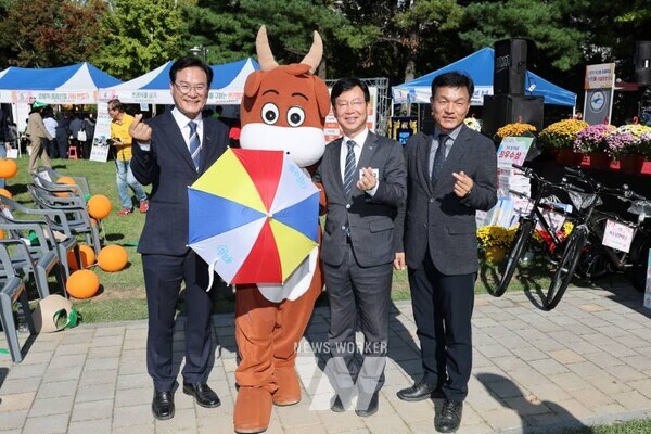 박병규 광산구청장이 지난 24일 수랑어린이공원에서 열린 우산동락(同樂)에서 우산동 주민자치회가 만든 웃소랑 사진을 찍고 있다.