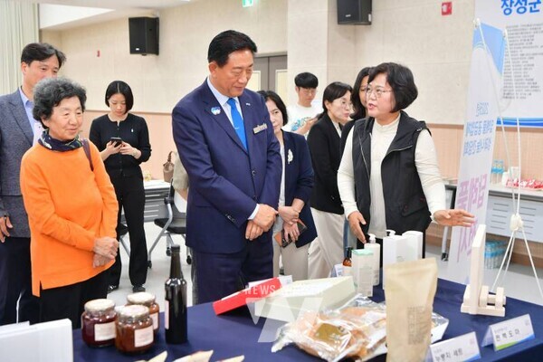 김한종 장성군수가 최근 열린 고향사랑기부제 답례품 제공업체 성과 나눔 간담회에서 상품 설명을 듣고 있다. 장성군 제공