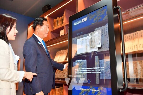 김한종 장성군수가 디지털 전시 공간으로 거듭난 필암서원 유물전시관에서 역사 정보를 확인하고 있다. 장성군 제공
