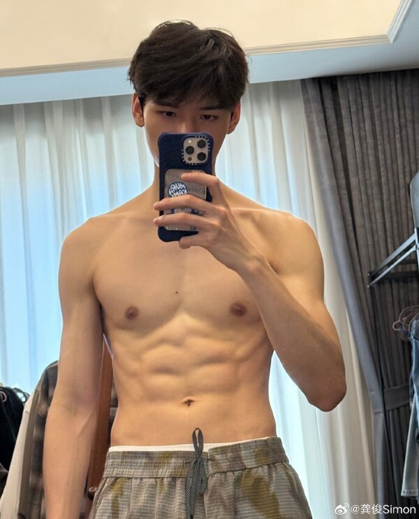 '암하전' 시청자들과 약속대로 복근을 공개한 배우 공준 [사진=공준 웨이보]