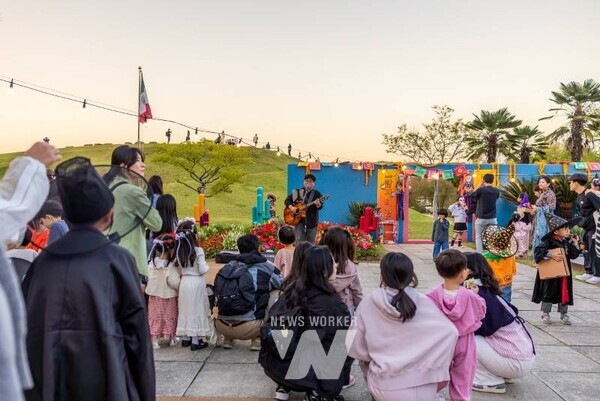 순천만국가정원은 지난 25일, 글로벌 문화정원 페스티벌의 일환으로 멕시코의 전통축제 ‘망자의 날(Día de los Muertos)’을 재현한 ‘멕시코 망자의 정원 축제’를 성황리에 마무리했다
