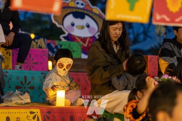 순천만국가정원은 지난 25일, 글로벌 문화정원 페스티벌의 일환으로 멕시코의 전통축제 ‘망자의 날(Día de los Muertos)’을 재현한 ‘멕시코 망자의 정원 축제’를 성황리에 마무리했다