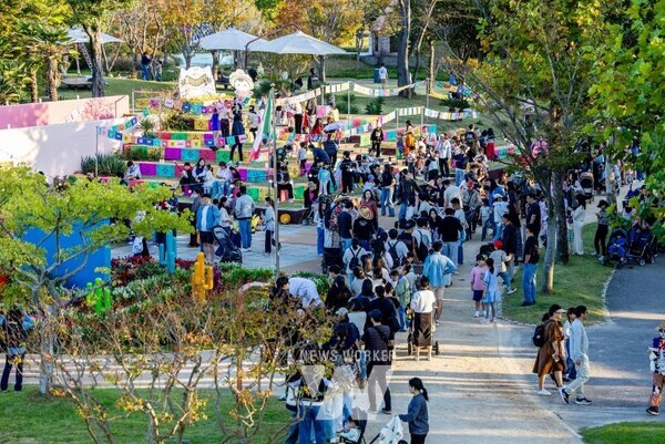 순천만국가정원은 지난 25일, 글로벌 문화정원 페스티벌의 일환으로 멕시코의 전통축제 ‘망자의 날(Día de los Muertos)’을 재현한 ‘멕시코 망자의 정원 축제’를 성황리에 마무리했다
