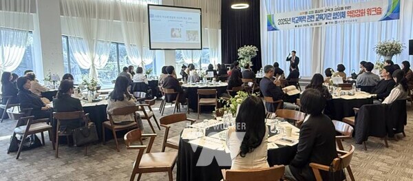 광주시교육청이 지난 28일 남구 한 컨벤션 센터에서 진행한 학교폭력 교육기관 대상 역량강화 워크숍에서 김의성 변호사가 참가자들에게 학교폭력의 변모 양상에 대한 설명을 진항하고 있다. / 광주시교육청 제공