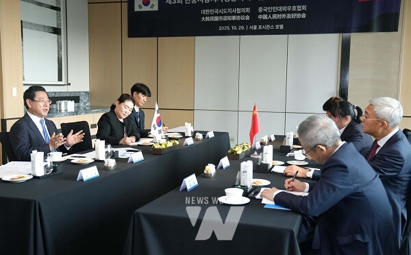 김영록 전라남도지사가 29일 서울 포시즌스호텔에서 열린 ‘제3회 한중지사성장회의’에 참석해 인훙 중국 장시성 당서기와 회담을 갖고 상호발전을 위한 협력방안을 논의하고 있다.