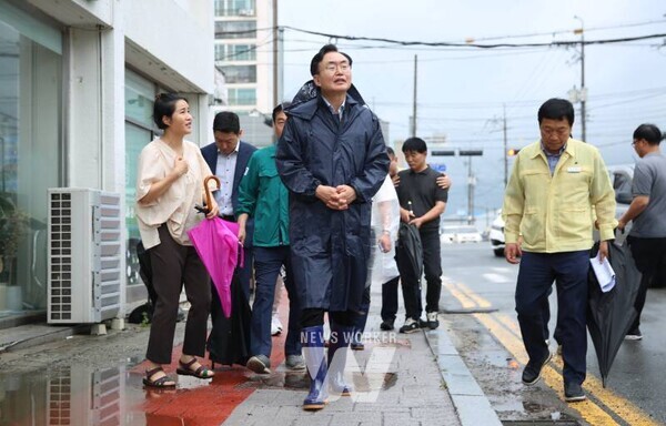 윤병태 나주시장이 지난 7월 집중호우로 침수된 금천면 소재지 일원을 긴급 점검하고 있다(사진제공-나주시)