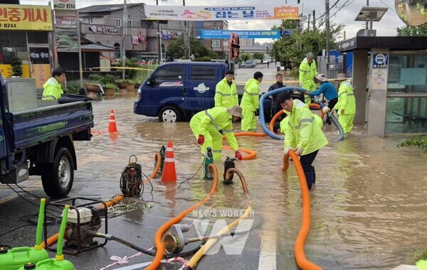 지난 7월 집중호우 당시 산포면 소재지 침수지역 응급 복구 모습.(사진제공-나주시)