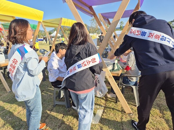 강진군이 강진만 춤추는 갈대축제장에서 아동학대 예방 및 청소년 유해환경 개선 캠페인을 진행했다.