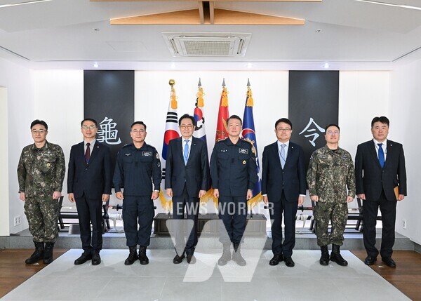 장광익 우리금융미래재단 사무국장(왼쪽 네번째), 강동길 해군 참모총장(왼쪽 다섯번째), 조세형 우리은행 기관그룹 부행장(왼쪽 여섯번째)이 지난 28일 계룡대에서 해군에게 지원금을 전달하고 기념촬영을 했다.