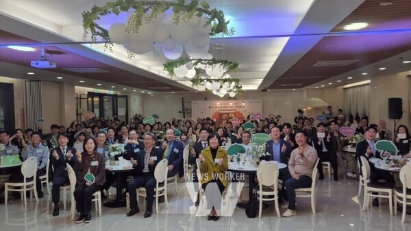 고광완 광주시행정부시장이 29일 지역아동 후원과 나눔문화 확산에 기여한 유공자에게 표창을 수여한 후 기념촬영을 하고 있다. /광주광역시 제공