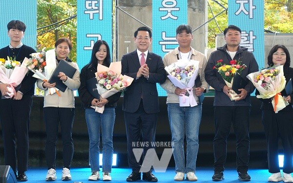 김영록 전라남도지사가 30일 목포국제축구센터에서 열린 ‘2025년 제22회 전라남도 자활대회’에 참석해 유공자에게 표창장을 수여한 뒤 기념촬영을 하고 있다.