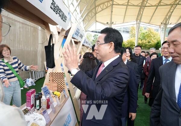 김영록 전라남도지사가 30일 목포국제축구센터에서 열린 ‘2025년 제22회 전라남도 자활대회’에 참석해 부스를 둘러보고 있다.