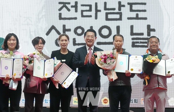 김영록 전라남도지사가 30일 무안 종합스포츠파크에서 열린 ‘제4회 전라남도 상인의 날’ 행사에 참석해 유공자에게 표창장을 수여한 뒤 기념촬영을 하고 있다.