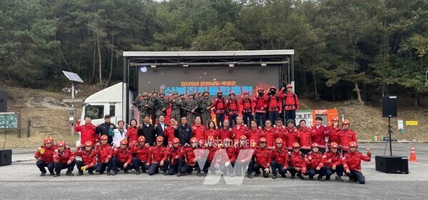 전라남도는 30일 곡성 성륜사 일원에서 곡성군과 산림청, 소방, 경찰, 군부대 등 유관기관과 함께 초고속・대형산불 대비 산불 진화 통합훈련을 했다.