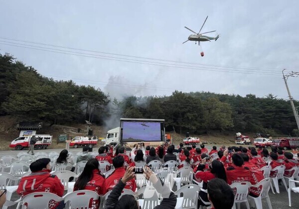 전라남도는 30일 곡성 성륜사 일원에서 곡성군과 산림청, 소방, 경찰, 군부대 등 유관기관과 함께 초고속・대형산불 대비 산불 진화 통합훈련을 했다.