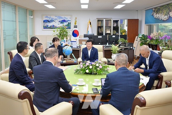 지난 9월 15일 정기명 여수시장이 중국 리수이시 인민정부 주화평 부시장과 간부 공무원들을 초청해 팸투어를 진행하고 리수이시 대표단의 2026여수세계섬박람회 참가를 요청하고 있다.
