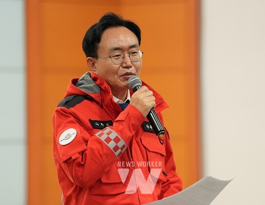 윤병태 시장이 산불전문예방진화대원들에게 감사의 뜻을 밝히고 시민의 생명과 재산 보호를 당부하고 있다.(사진 제공-나주시)