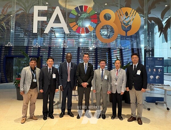 광양 섬진강 재첩잡이 손틀어업, 세계중요농업유산 공식 인증(유엔식량농업기구 고위급 관계자 등 기념촬영)