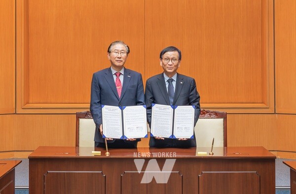 GIST-KIMS MOU 체결(왼쪽부터) GIST 임기철 총장과 KIMS 최철진 원장