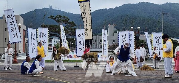 진도군의 전통 놀이인 ‘진도 치기차기 놀이’가 진도군 대표로 ‘제48회 전남민속예술축제’에 참가한다.