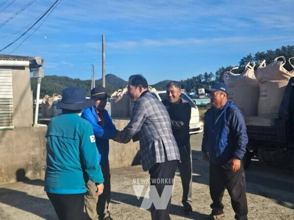 전남 진도군은 지난달 30일, 군내면에서 2025년산 공공비축미 건조벼 매입을 시작하며 공공비축미 수매의 첫 문을 열었다.