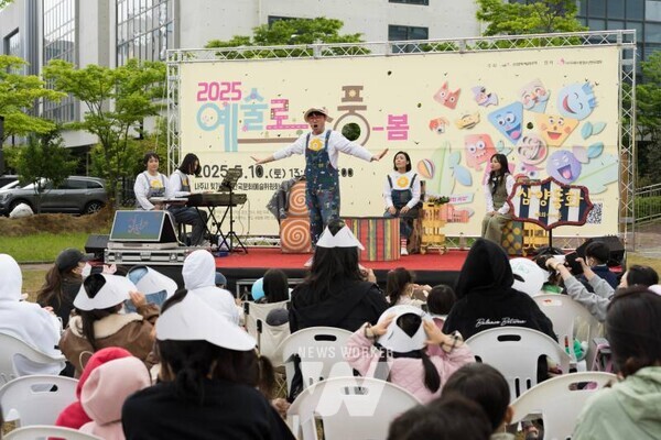 아르코(ARKO))가 다가오는 8일(토) 오후 1시부터 4시까지 전라남도 나주시 빛가람동에 위치한 한국문화예술위원회 본관에서 《2025 나주 ‘예술로 소풍-가을’》 행사를 개최한다